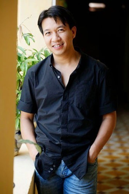 Nam nhạc sĩ sinh ra trong một gia đình có truyền thống nghệ thuật. Theo Công An Nhân Dân Online, mẹ anh là nghệ sĩ múa Nguyễn Thị Bích thuộc Nhà hát Ca múa nhạc Việt Nam, bố là nghệ sĩ đàn phong cầm - giảng viên Xuân Tứ, chị gái là nghệ sĩ Thanh Phương từng theo học tại Nhạc viện Tchaikovsky. Ảnh: Tiền Phong.