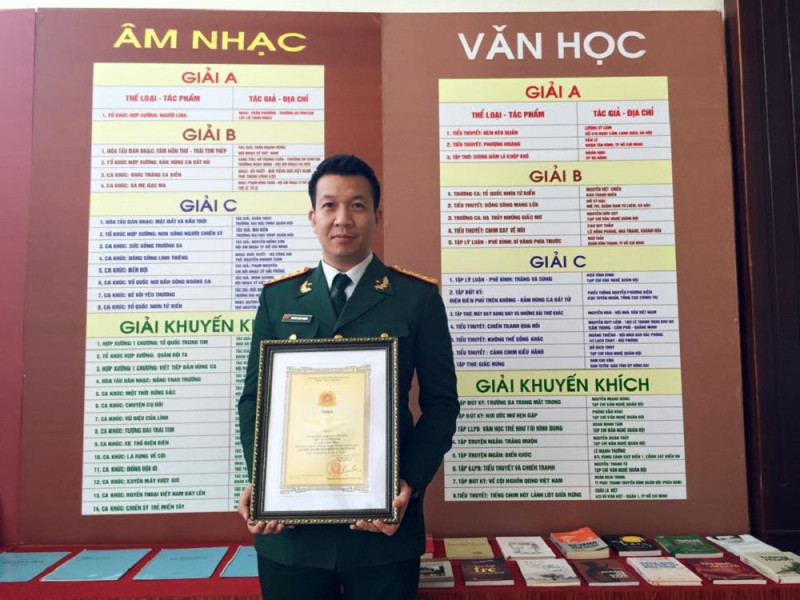 Về ca khúc Anh, Xuân Phương cho biết, khi được đặt hàng viết ca khúc này, anh đã cộng tác với nữ ca sĩ Hồ Quỳnh Hương. “Bài hát này đã được nhiều ca sĩ thể hiện lại trên nhiều sân khấu, cuộc thi khác nhau nhưng theo tôi, Hồ Quỳnh Hương vẫn là ca sĩ thể hiện tốt nhất", Xuân Phương chia sẻ trên VTV. Ảnh: Công An Nhân Dân Online.