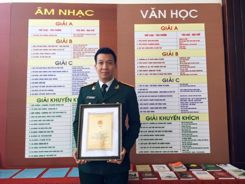 Về ca khúc Anh, Xuân Phương cho biết, khi được đặt hàng viết ca khúc này, anh đã cộng tác với nữ ca sĩ Hồ Quỳnh Hương. “Bài hát này đã được nhiều ca sĩ thể hiện lại trên nhiều sân khấu, cuộc thi khác nhau nhưng theo tôi, Hồ Quỳnh Hương vẫn là ca sĩ thể hiện tốt nhất", Xuân Phương chia sẻ trên VTV. Ảnh: Công An Nhân Dân Online.