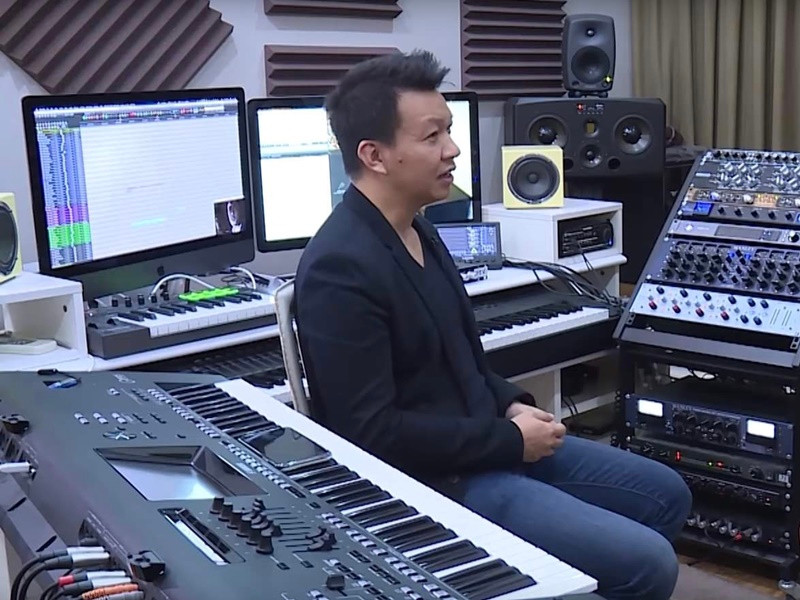 Xuân Phương cho biết, Mong ước kỷ niệm xưa là một trong những ca khúc khiến anh ấn tượng nhất sự nghiệp sáng tác. "Khi sáng tác bài hát này tôi còn rất trẻ, khoảng 23-24 tuổi. Hồi ấy, tôi mới tốt nghiệp ra trường nên có rất nhiều cảm xúc và kỷ niệm. Tất cả những ca từ và giai điệu trong bài hát dường như có sẵn trong đầu, tôi chỉ làm nhiệm vụ duy nhất là ghi chúng ra thành bài hoàn chỉnh", Dân Trí dẫn lời nam nhạc sĩ. Ảnh: Dân Việt.