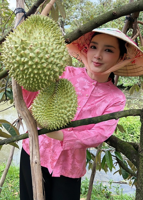 Người đẹp trải nghiệm cuộc sống ở miệt vườn.