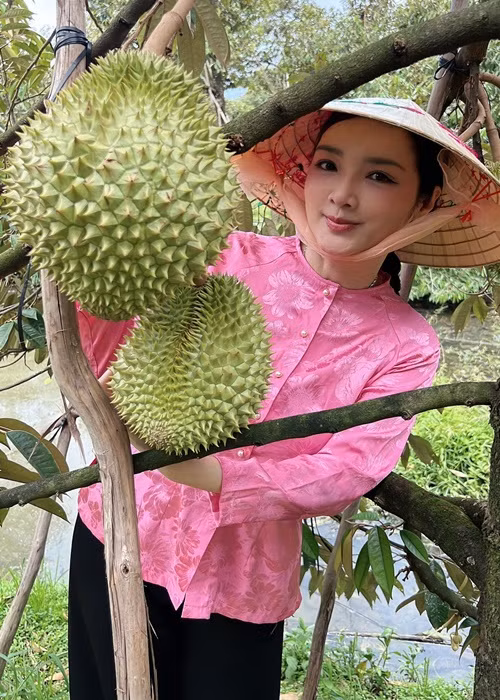 Người đẹp trải nghiệm cuộc sống ở miệt vườn.