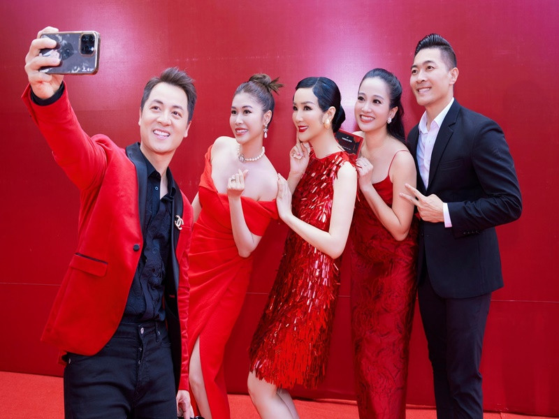 Giáng My chụp ảnh kỷ niệm cùng vợ chồng Quốc Cơ, vợ chồng Đăng Khôi tại một sự kiện.