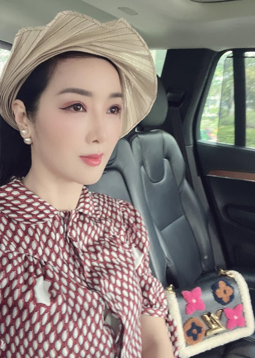 Giáng My sống xa hoa. Cô ở biệt thự, đi xe sang, sử dụng toàn đồ hiệu.