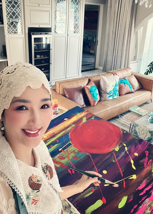 Giáng My khoe vẽ tranh ở biệt thự.