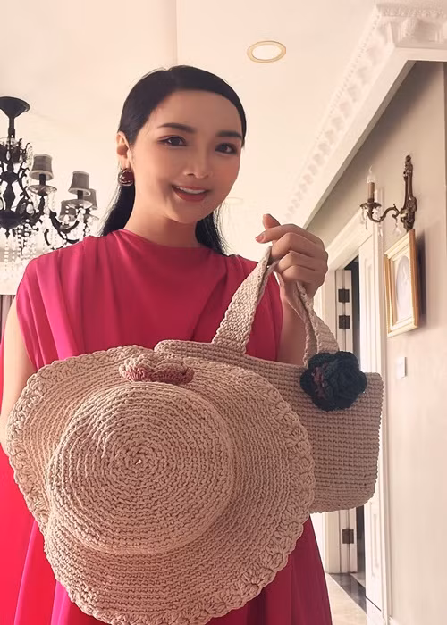 Người đẹp tự đan mũ và túi cho một chuyến đi.