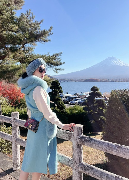 Giáng My khoe vẻ sành điệu trong chuyến du lịch Nhật Bản.