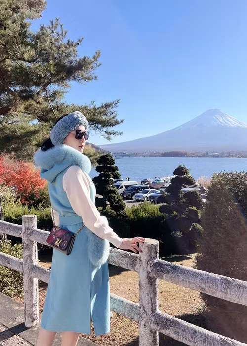 Giáng My khoe vẻ sành điệu trong chuyến du lịch Nhật Bản.