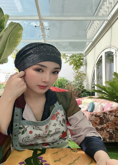 Ở tuổi 52, người đẹp có sở thích vẽ tranh, làm đồ gồm, đan lát.