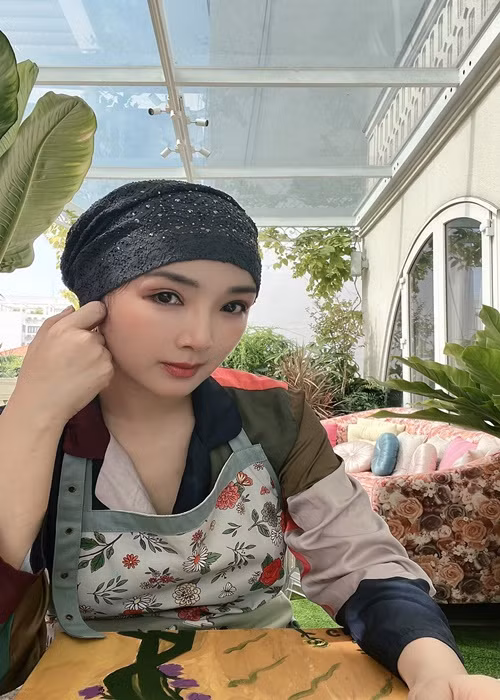 Ở tuổi 52, người đẹp có sở thích vẽ tranh, làm đồ gồm, đan lát.