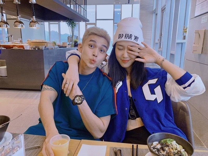 Tin đồn tình cảm giữa Jun Phạm và Thúy Ngân bắt đầu rộ lên từ năm 2022. Phía Jun Phạm cho biết, anh bị khán giả phản ứng vì tin đồn. Bản thân nam ca sĩ không quan tâm lắm đến những bình luận trái chiều này. Ảnh: Yan.