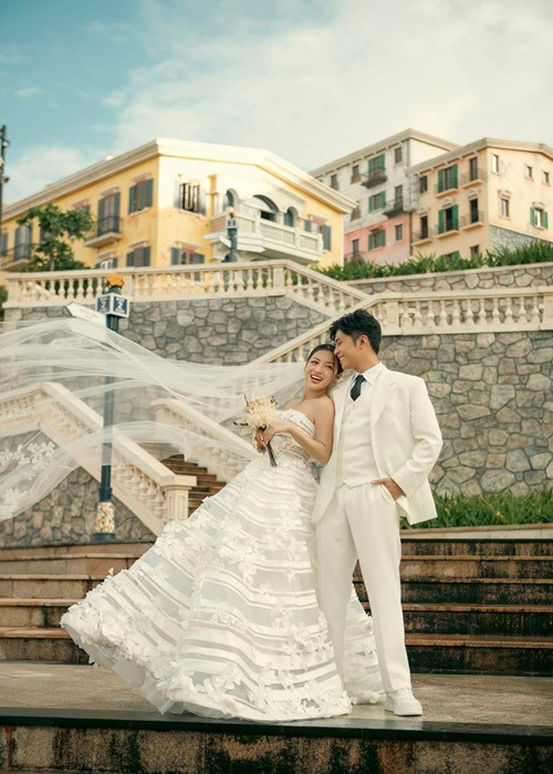 Puka và Gin Tuấn Kiệt chia sẻ với Tiền Phong, đám cưới ở Đồng Tháp có đội vệ sĩ kết hợp dân phòng địa phương nhằm đảm bảo sự riêng tư và an toàn cho khách mời di chuyển ra vào nhà cô dâu. Cả hai muốn siết chặt an ninh để đề phòng sự cố mất trật tự có thể xảy ra khi nhiều người hiếu kỳ hoặc các YouTuber, TikToker kéo đến quay hình.