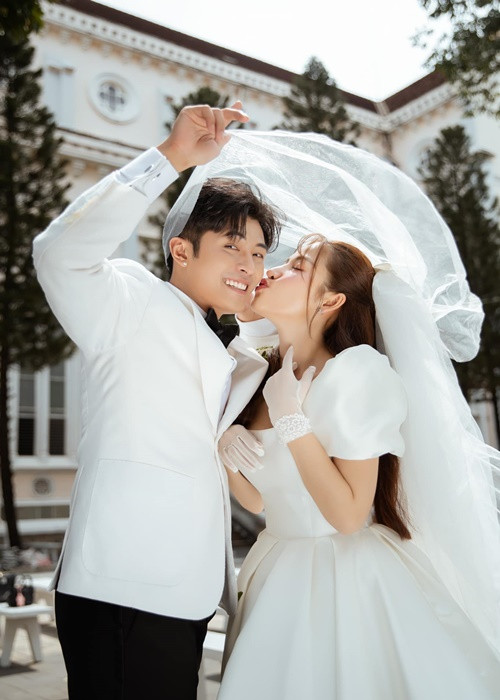 Trước đó, đôi uyên ương tổ chức lễ ăn hỏi ngày 1/11.