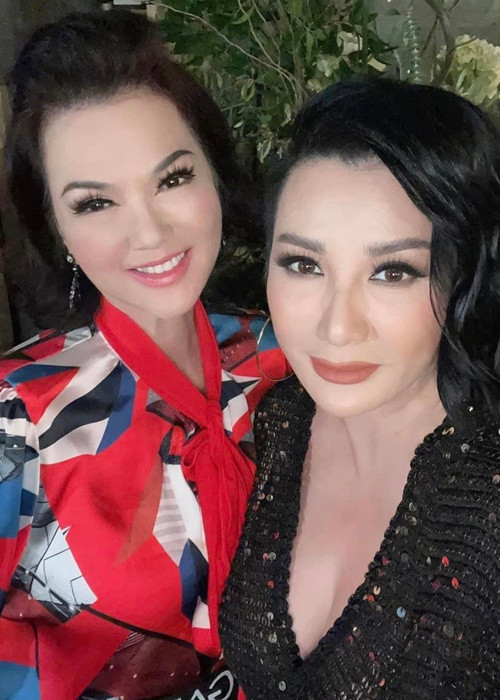 Trước đó, Trizzie Phương Trinh đính chính thông tin về hình ảnh Phương Loan ôm em bé: “Chị Bé Heo có con? Ở tuổi này mà chị Bé Heo còn sinh được là mọi người té xỉu liền. Baby chị Bé Heo ẵm trên tay tên là Emma, là cháu ruột gọi mình bằng cô. Em mới có 3 tháng. Đêm qua ba mẹ em đưa em đến ăn cơm niêu gặp cô Bé Heo cũng đang ăn ở đó. Cô Bé Heo thấy Emma dễ thương quá nên xin bế để chụp hình. Công nhận hai cô cháu nhìn cưng thật”. Ảnh: FBNV.