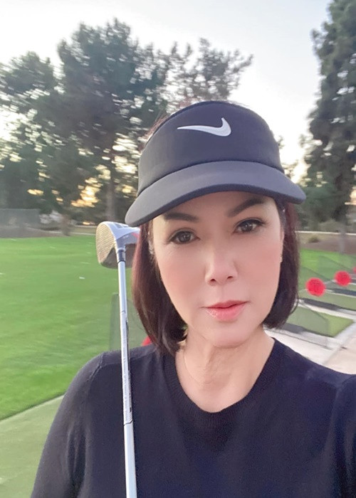 Gần đây, cô đam mê bộ môn golf. Ảnh: FBNV.