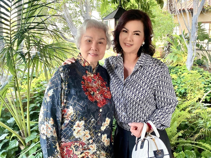 Vợ cố nghệ sĩ Chí Tài luôn có gia đình, bạn bè ở bên sau biến cố. Ảnh: FBNV.