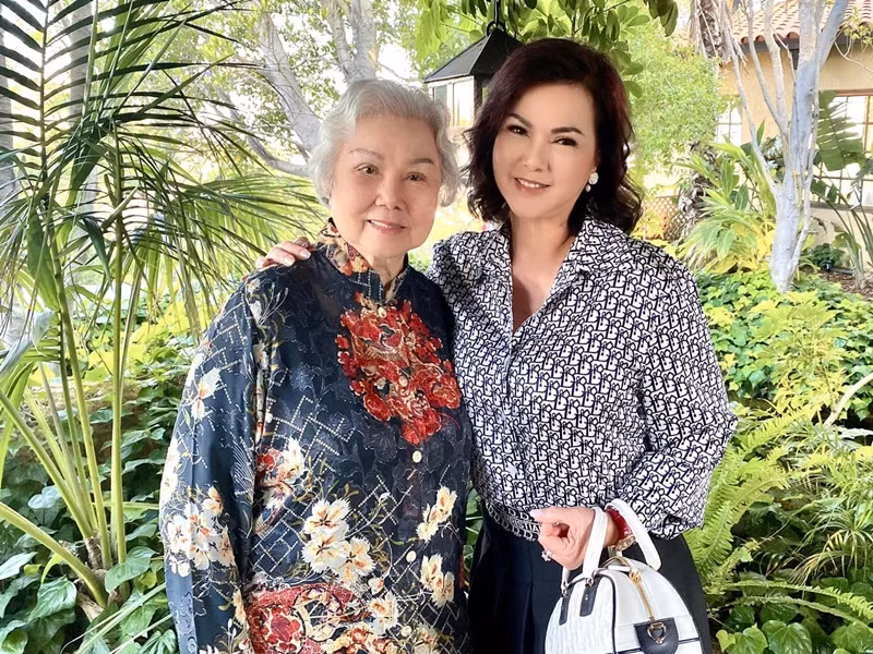 Vợ cố nghệ sĩ Chí Tài luôn có gia đình, bạn bè ở bên sau biến cố. Ảnh: FBNV.