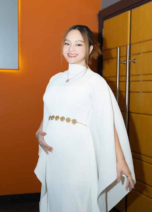 Nữ diễn viên được khen vẫn đẹp mặn mà dù bầu bí. Ít tháng trước, Lan Phương bị nghén nặng, cơ thể mệt mỏi, đau nhức, dễ bị nôn vì mùi quần áo, cafe.
