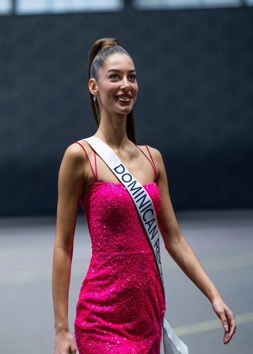 Người đẹp theo sau đại diện Nicaragua là CH Dominica. Ảnh: Miss Universe.