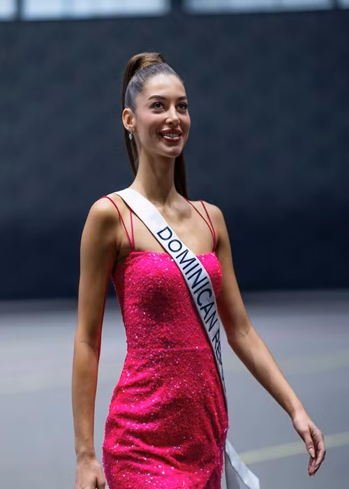 Người đẹp theo sau đại diện Nicaragua là CH Dominica. Ảnh: Miss Universe.