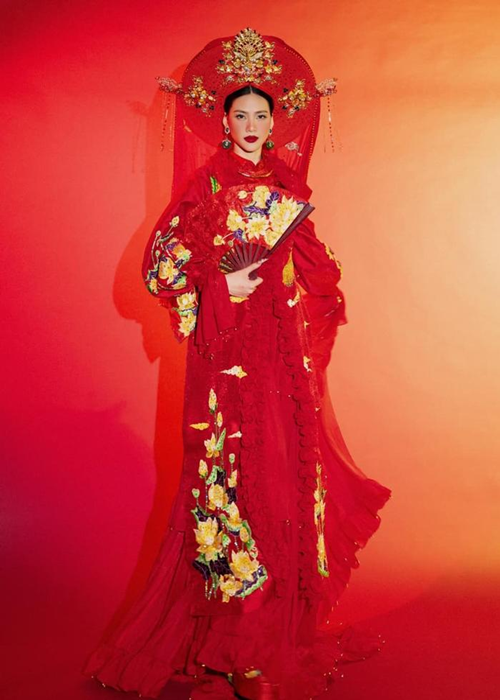 Trang phục dân tộc của Bùi Quỳnh Hoa là tác phẩm Cô Sen. Thiết kế được lấy cảm hứng từ trang phục hầu đồng trong nghi lễ thờ Mẫu của người Việt. Ảnh: Saostar.