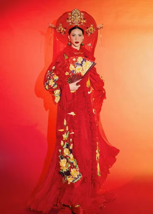 Trang phục dân tộc của Bùi Quỳnh Hoa là tác phẩm Cô Sen. Thiết kế được lấy cảm hứng từ trang phục hầu đồng trong nghi lễ thờ Mẫu của người Việt. Ảnh: Saostar.