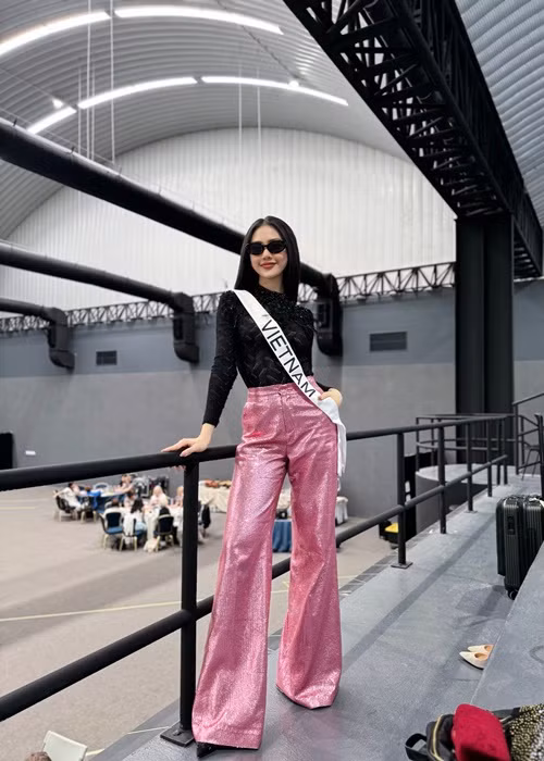 Đại diện Việt Nam đang nỗ lực kêu gọi khán giả bình chọn để có cơ hội lọt 11 chung cuộc. Ảnh: FBNV.