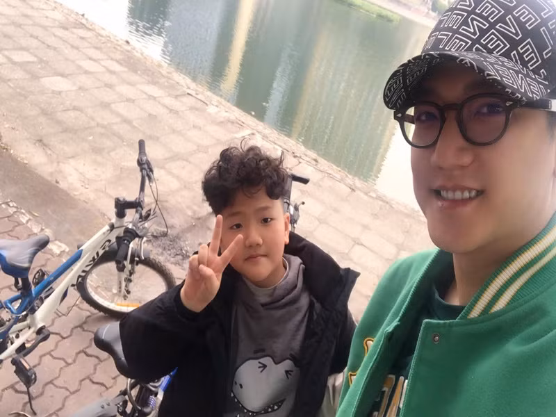 Trong 8 năm qua, Chí Nhân thường đưa con trai đi chơi mỗi dịp cuối tuần, lễ tết hay sinh nhật.