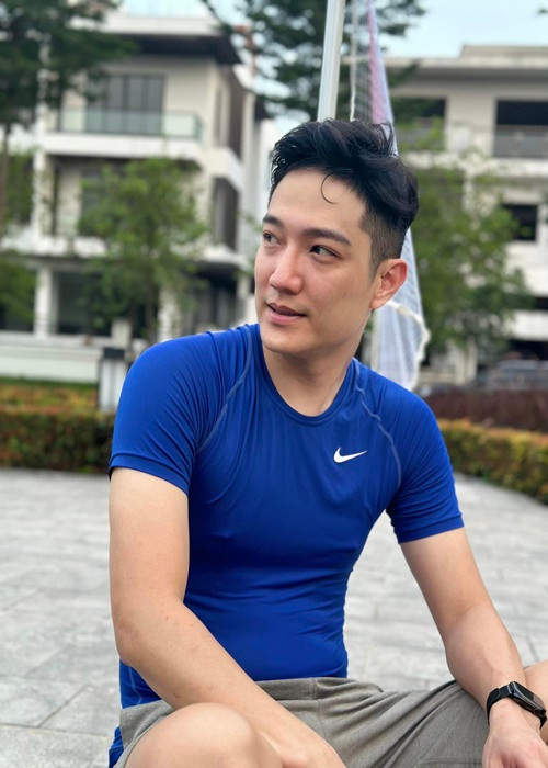 Anh chia sẻ trên Dân Trí: “Từ khi ly hôn đến giờ tôi là người độc thân, tự do… Về bức ảnh hôm đó thì tôi biết ai là người chụp. Tôi đã gặp người đó đề nghị người đó xóa đi, người ta đã xóa trước mặt tôi nhưng không hiểu sao sau đó hình ảnh này lại xuất hiện trên mạng”.