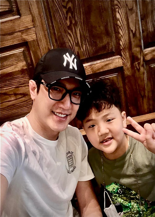 Chí Nhân và vợ cũ vẫn giữ liên lạc qua lại nhưng chỉ chia sẻ về con trai chung.