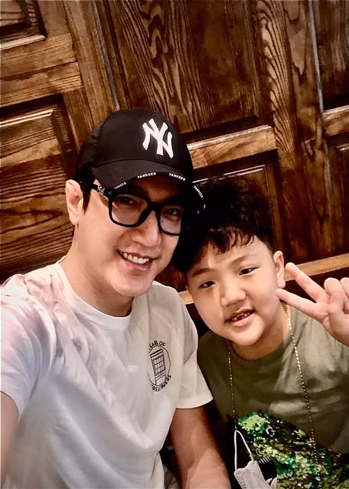 Chí Nhân và vợ cũ vẫn giữ liên lạc qua lại nhưng chỉ chia sẻ về con trai chung.