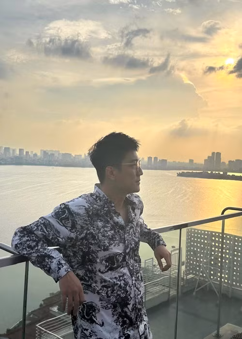 Năm 2019, chồng cũ Thu Quỳnh vướng nghi vấn có tình mới sau khi bị lộ loạt ảnh nam diễn viên dẫn con trai đi ăn cùng một cô gái lạ mặt khá thân thiết. Nhanh chóng, Chí Nhân lên tiếng phủ nhận đồn đoán.