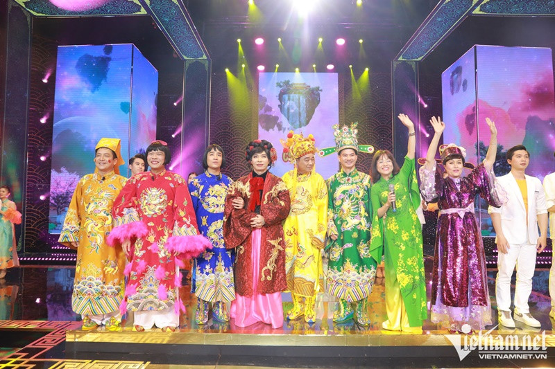 Sau khi nghỉ hưu, nam nghệ sĩ vẫn hoạt động nghệ thuật. Hồi đầu năm 2023, anh tham gia Táo Quân. "Tôi không sốc, chỉ là một dấu mốc để có một buổi chia tay thôi. Tôi còn sức, vẫn đi diễn và làm cộng tác viên của Nhà hát Kịch Việt Nam. Bên cạnh đó, cũng có nhiều dự án bên ngoài mời tôi làm phim, diễn trong chương trình, sự kiện. Tôi vẫn giữ vững với sân khấu, truyền hình đến khi nào sức khỏe không cho phép thì thôi", Quốc Khánh chia sẻ trên Dân Trí. Ảnh: Vietnamnet.