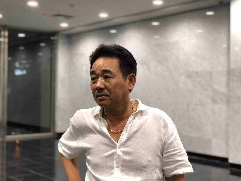 "Ngọc Hoàng" Quốc Khánh hiện tại chưa lập gia đình. Trong cuộc phỏng vấn với An Ninh Thủ Đô vào tháng 12/2022, anh nói: “Tôi không lấy vợ cũng vì thương chị em phụ nữ. Quanh năm tôi đi làm không có giờ giấc, lại ham chơi, nếu ai đồng ý xây dựng gia đình với tôi sẽ rất khổ. Tôi thấy mình chưa đủ tư cách làm chồng, huống gì làm cha. Tuy nhiên, điều gì cũng có hai mặt. Tôi giờ chọn tự do thì sau này sẽ chịu cảnh về già không ai chăm sóc mà thôi (cười). Mỗi người một suy nghĩ, tôi không phải chạy theo ai cả, mình cảm thấy cuộc sống của mình thoải mái là được”. Ảnh: Vietnamnet.