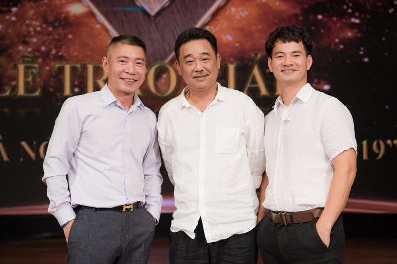 Hồi năm 2019, Quốc Khánh khiến cộng đồng mạng xôn xao tưởng anh sắp kết hôn khi khoe bức ảnh chụp bàn tay đeo chiếc nhẫn ở ngón áp út. Anh nhanh chóng chia sẻ trên Tổ Quốc: "Mọi người đều đồn đoán sai sự thật. Tôi hiện tại vẫn độc thân và chưa có ý định lấy vợ đâu nhé". Ảnh: Vietnamnet.