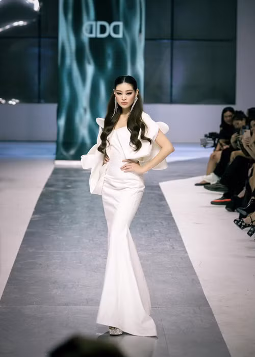 Khánh Vân sống sang chảnh nhờ giỏi kiếm tiền. Thu nhập của cô đến từ công việc làm người mẫu, tham gia sự kiện, chương trình, là người đại diện thương hiệu, kinh doanh. Ảnh: FBNV.