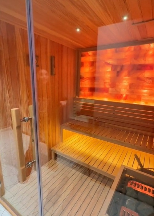 Trong nhà Khánh Vân có 1 phòng xông hơi và bể tắm lớn. Ảnh: FBNV.