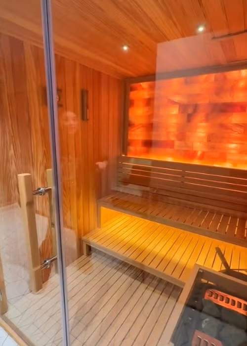 Trong nhà Khánh Vân có 1 phòng xông hơi và bể tắm lớn. Ảnh: FBNV.