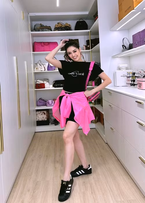 Nàng hậu thiết kế một phòng dành riêng để cất giữ đồ hiệu. Ảnh: FBNV.