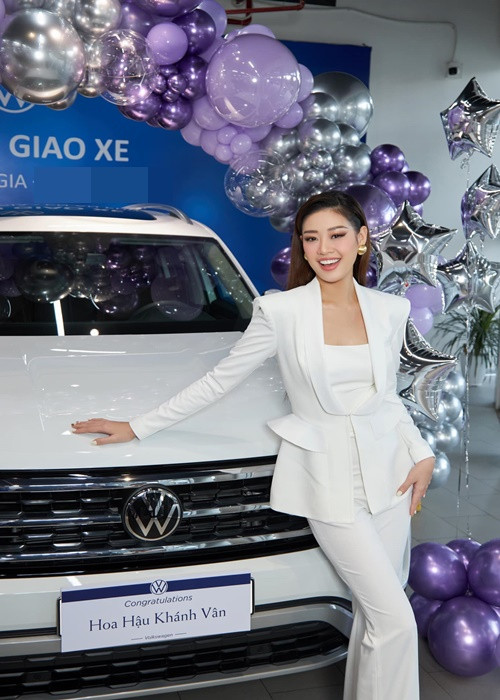 Xe mới của Khánh Vân 7 chỗ ngồi, phù hợp nhu cầu công việc thường di chuyển xa hay đi chơi với gia đình của nàng hậu. Ảnh: FBNV.