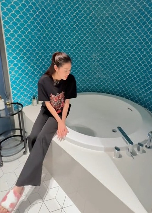 Khánh Vân ở cùng với bố mẹ trong căn chung cư nhỏ. Sau đó, cô mua căn nhà có 7 phòng ngủ. Ảnh: FBNV.