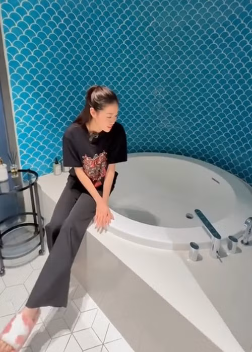 Khánh Vân ở cùng với bố mẹ trong căn chung cư nhỏ. Sau đó, cô mua căn nhà có 7 phòng ngủ. Ảnh: FBNV.