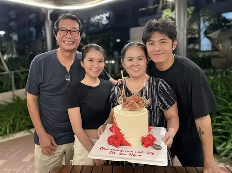 Trước khi thừa nhận hẹn hò, Puka bị soi dự tiệc sinh nhật của mẹ Gin Tuấn Kiệt. Ảnh: Gia Đình Việt Nam.