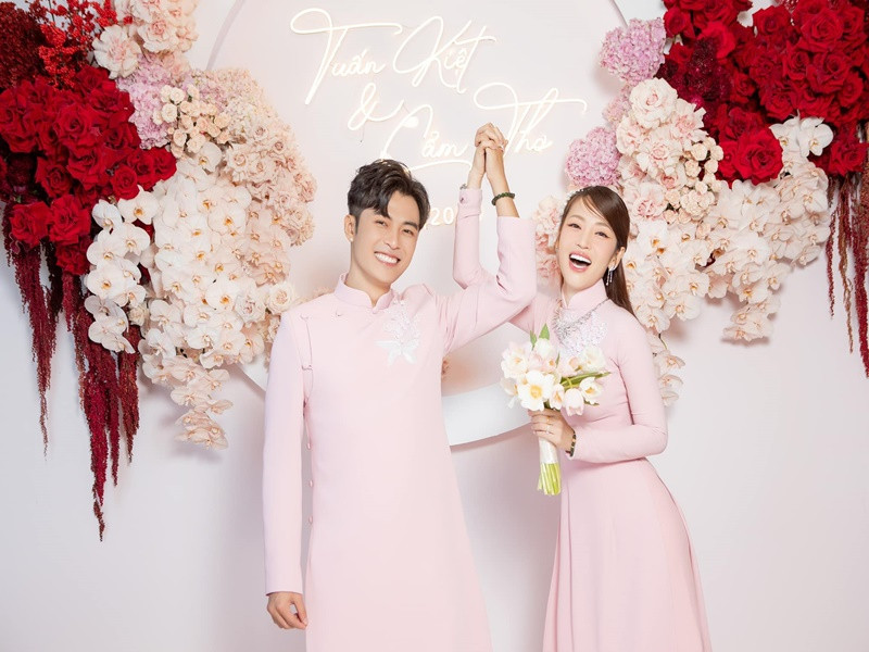 Đôi uyên ương có hội bạn thân gồm nhiều nghệ sĩ nổi tiếng. Ảnh: FBNV.