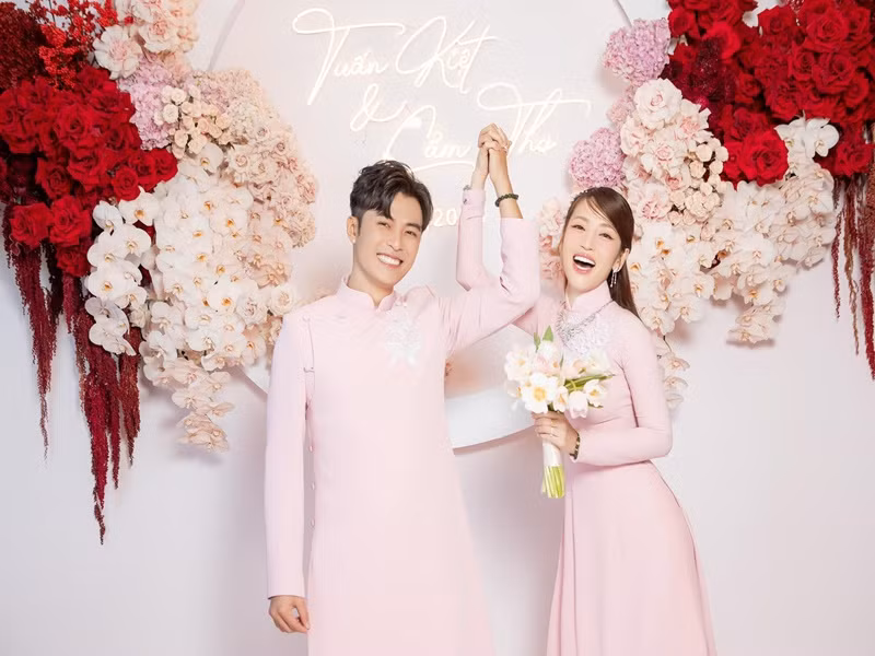 Đôi uyên ương có hội bạn thân gồm nhiều nghệ sĩ nổi tiếng. Ảnh: FBNV.