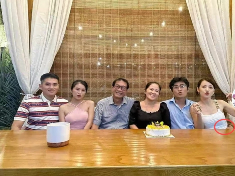 Mẹ của Gin Tuấn Kiệt rất thân thiết với Puka. Sau khi Gin Tuấn Kiệt xác nhận hẹn hò vào tháng 10 vừa qua, mẹ của nam diễn viên đăng tải khung ảnh bên chồng, các con và Puka đồng thời viết: "Cảm thấy hạnh phúc. Gia đình mình ngày càng đông vui". Ảnh: Phụ Nữ Mới.