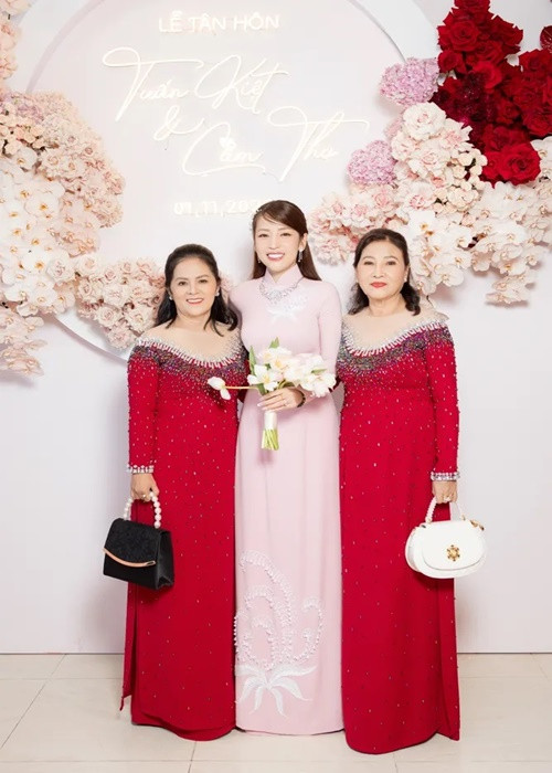 Trong lễ ăn hỏi, mẹ chồng của Puka tặng trang sức hai tỷ đồng cho con dâu. Ảnh: Thương Hiệu Và Pháp Luật.