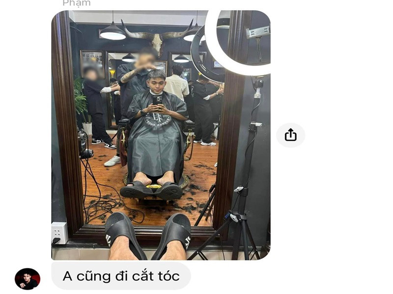 Hình ảnh Jun Phạm đi cắt tóc trước hôn lễ của đàn em. Ảnh: FBNV.