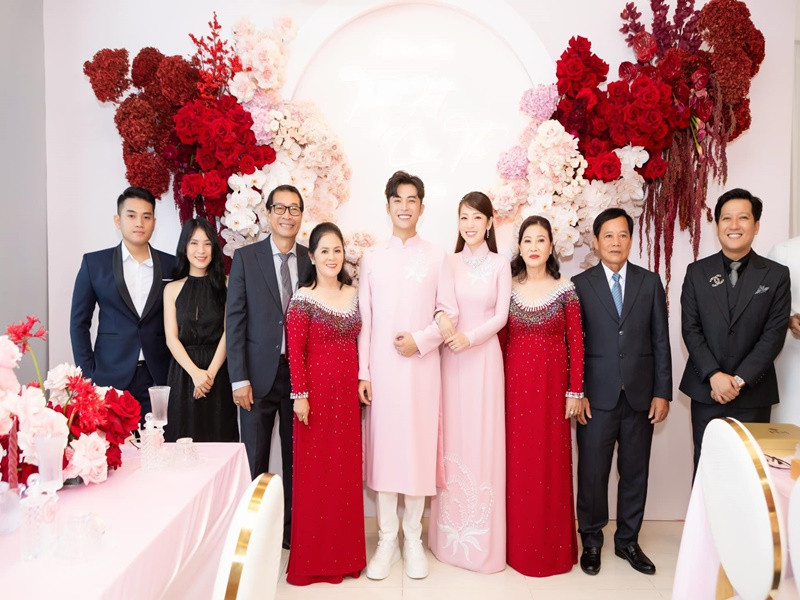 Cụ thể, ở hậu trường sau khi quay một chương trình, Lê Dương Bảo Lâm mang thức ăn đến cho mọi người và nói: "Món canh này do mẹ anh nấu đó". Puka nhanh chóng đáp lại: "Cảm ơn mẹ... Cảm ơn mẹ Hương". Lê Dương Bảo Lâm lập tức “bắt bẻ” Puka: "Mẹ Phượng, mẹ Hương là mẹ nào?". Cư dân mạng lập tức soi ra mẹ Hương mà Puka nhắc đến chính là mẹ Gin Tuấn Kiệt. Ảnh: FBNV.