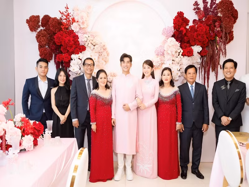 Cụ thể, ở hậu trường sau khi quay một chương trình, Lê Dương Bảo Lâm mang thức ăn đến cho mọi người và nói: "Món canh này do mẹ anh nấu đó". Puka nhanh chóng đáp lại: "Cảm ơn mẹ... Cảm ơn mẹ Hương". Lê Dương Bảo Lâm lập tức “bắt bẻ” Puka: "Mẹ Phượng, mẹ Hương là mẹ nào?". Cư dân mạng lập tức soi ra mẹ Hương mà Puka nhắc đến chính là mẹ Gin Tuấn Kiệt. Ảnh: FBNV.